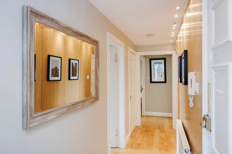 Others 3, ALTIDO 2-BR Apt directly next to Edinburgh Castle, Edinburgh