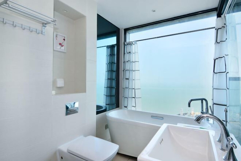 Bathroom 4, Beihai Beibu Gulf No.1 Yazhijia Scenic Apartment, Beihai
