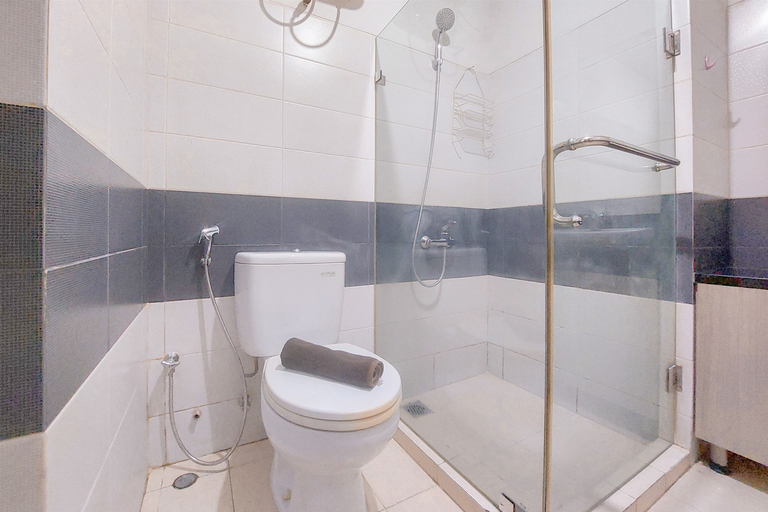 Bathroom 5, Best Homey and Modern Studio Apartment at Scientia Residence By Travelio, Tangerang