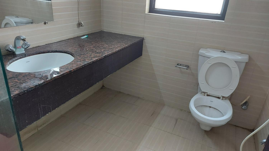 Bathroom 3, Hotel Violett Doors, Patna