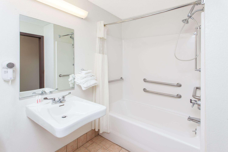 Bathroom 4, Baymont by Wyndham Smyrna, Cobb