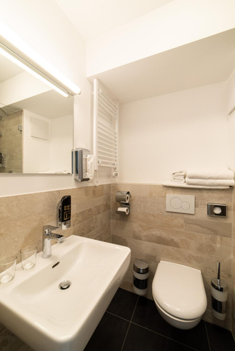 Bathroom 3, Hotel 83, Bonn