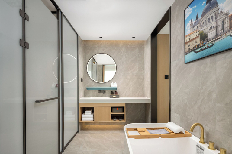 Bathroom 5, Days Inn By Wyndham Zhuhai Gongbei Port, Zhuhai