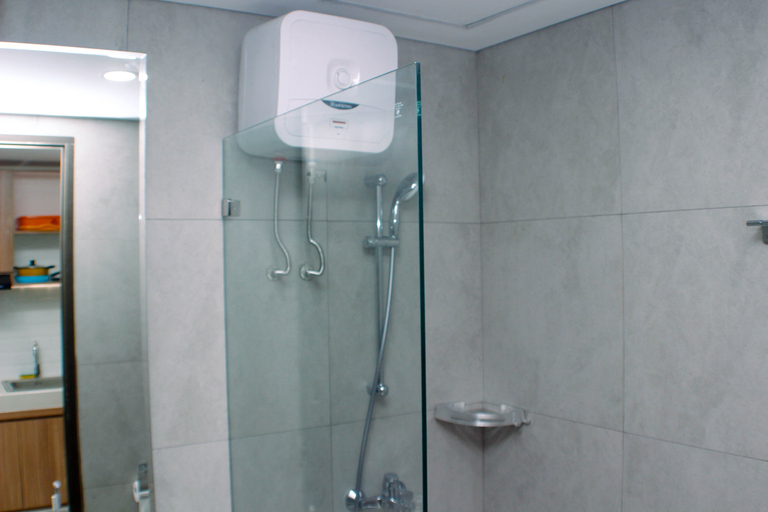Bathroom 5, New Studio at Pollux Chadstone Apartment By Travelio, Cikarang