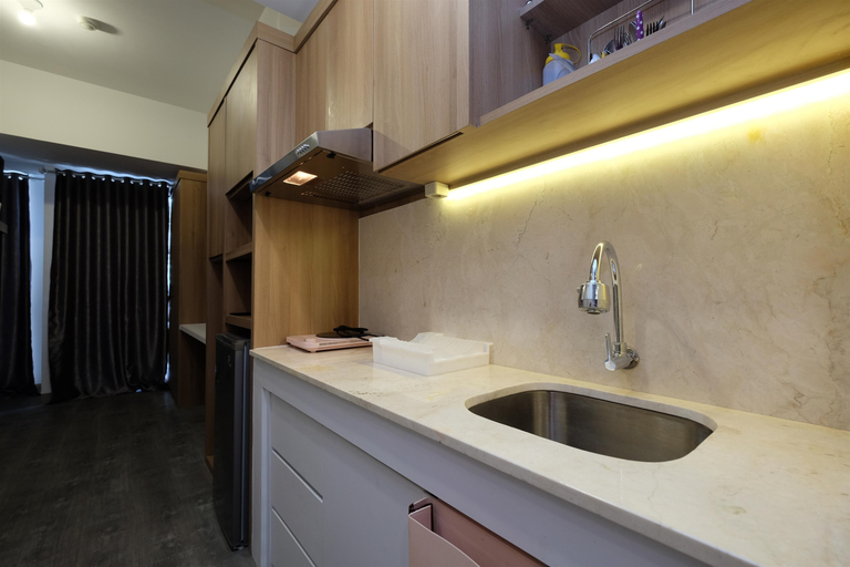 Bathroom 3, Comfy and Tidy Studio Apartment at Tokyo Riverside PIK 2 By Travelio, Tangerang