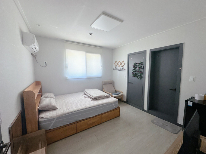 Bedroom 3, Yolo House, Jung