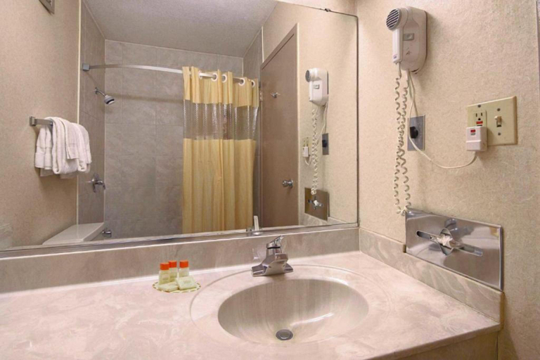 Bathroom 4, Buckeye Inn Express, Franklin
