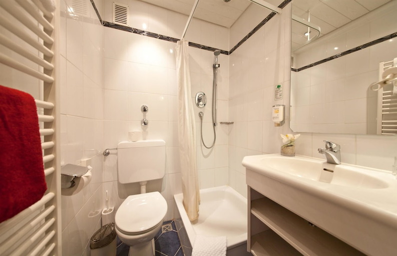 Bathroom 4, Novum Hotel Rieker Stuttgart Hauptbahnhof   , Stuttgart