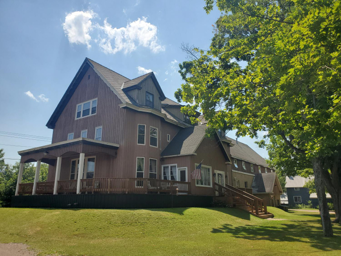 Exterior & Views