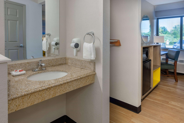 Bedroom 3, Days Inn By Wyndham Pleasant Prairie, Kenosha