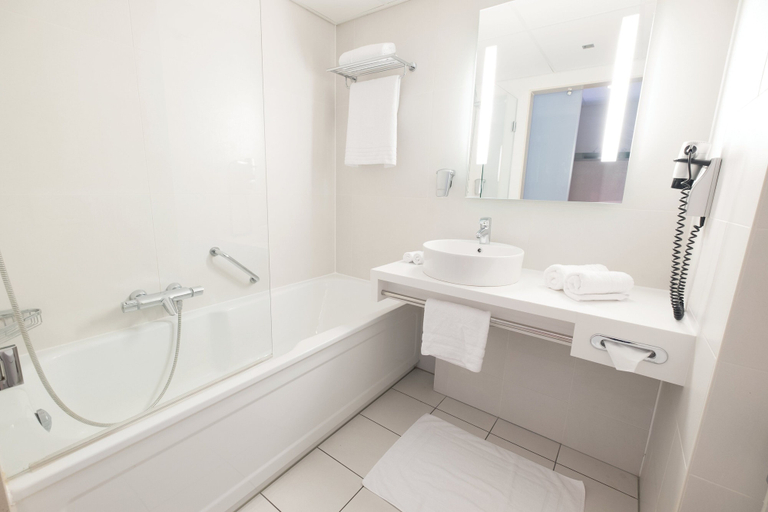 Bathroom 3, Leonardo Hotel Breda City Center, Breda