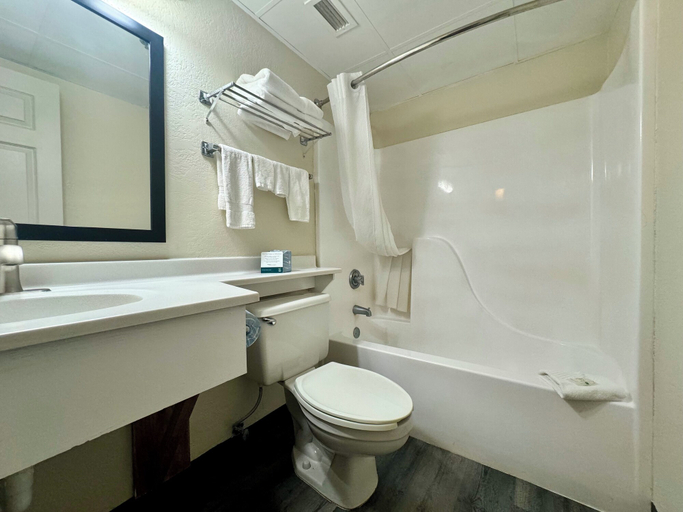 Bathroom 3, Quality Inn & Suites Alexandria, Douglas