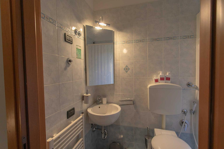Bathroom 2, La Tagliolina, Bologna