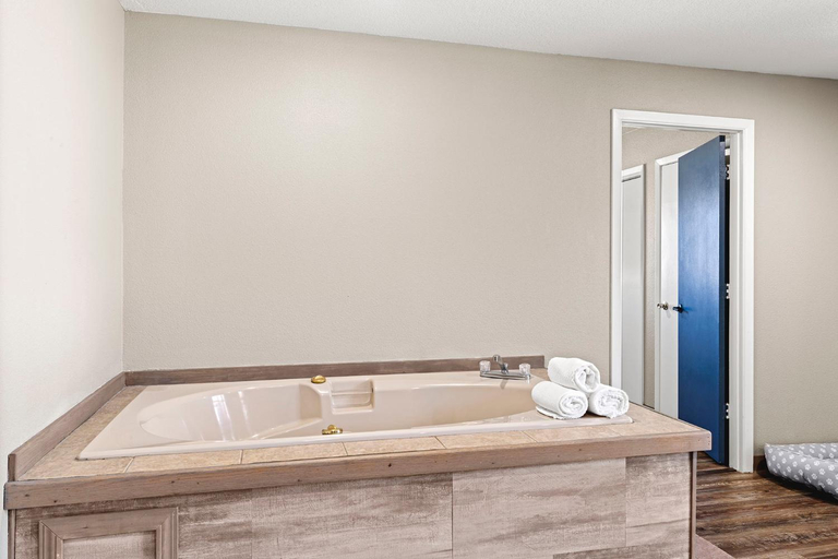 Bathroom, Columbia River Hotel and Conference Center, an Ascend Collection Hotel, Wasco