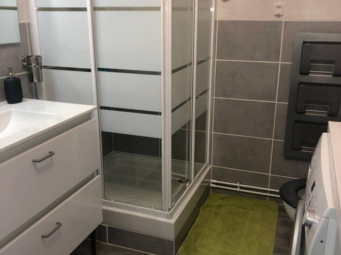 Bathroom, Appartement 2 pieces climatise, parking prive, proche plage - FR-1-81-535, Aude