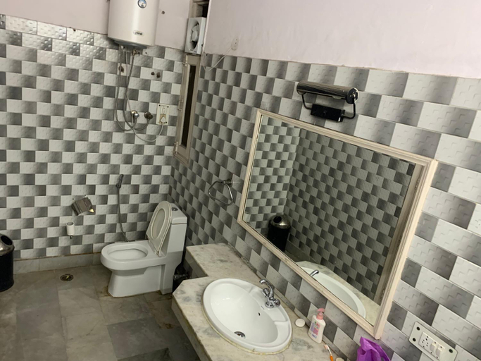 Bathroom 5, The Desire Hostel, Delhi