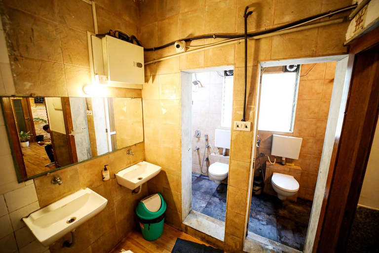 Bathroom 5, MAPLE THE HUBZ-Hostel, Mumbai Suburban
