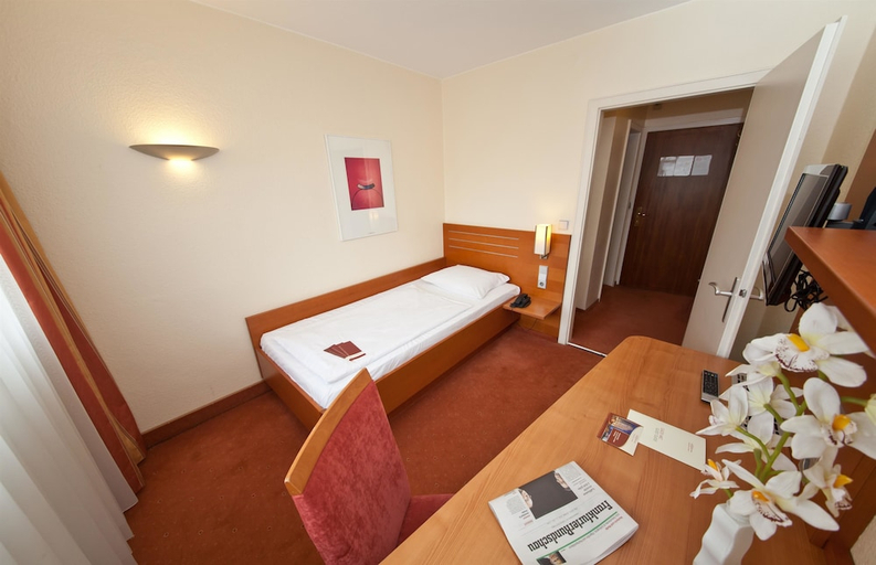 Bedroom 3, Novum Hotel Rieker Stuttgart Hauptbahnhof   , Stuttgart