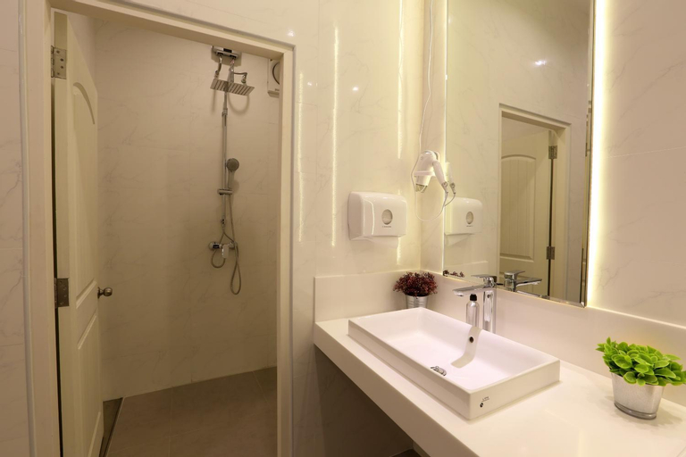Bathroom 10