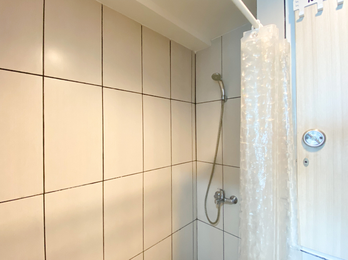 Bathroom 5, Best Modern Studio at Grand Kamala Lagoon Apartment By Travelio, Bekasi