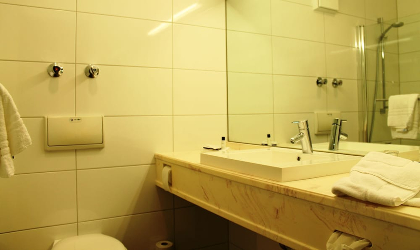 Bathroom 3, RELEXA HOTEL AIRPORT DUSSELDORF RATINGEN, Mettmann