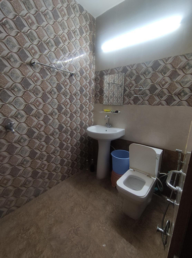 Bathroom 2, Himalaya Inn Guest House, Jalandhar