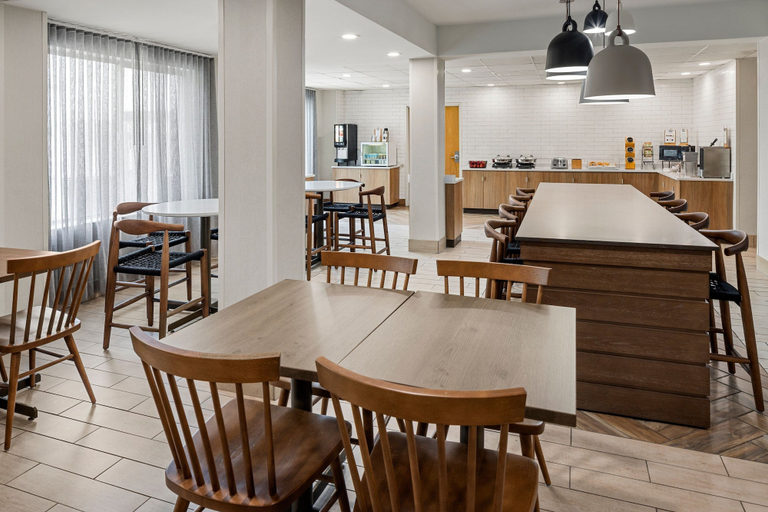 Food & Drinks 5, Fairfield Inn & Suites Columbus East, Fairfield
