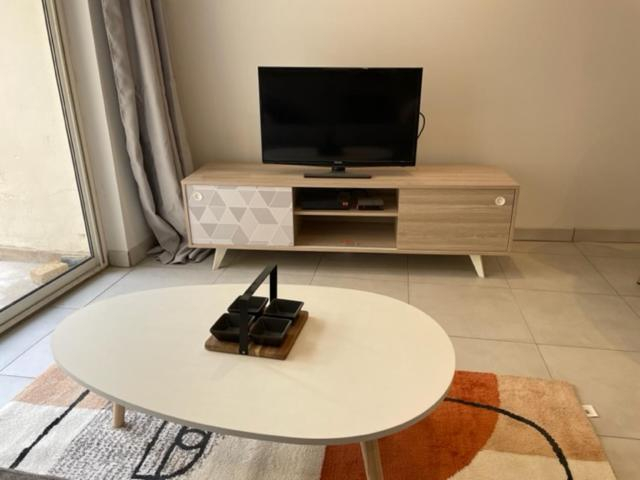 Others 4, Appartement climatise avec cour en centre ville, Vaucluse