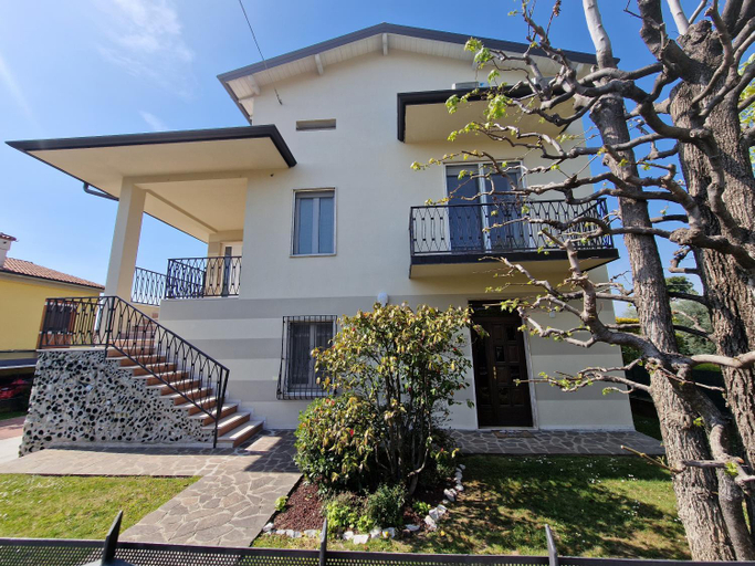 Others 3, B&B A due passi dal Lago, Brescia