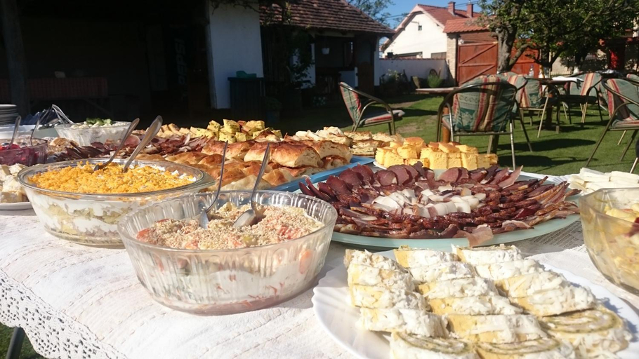 Food & Drinks 5, Domacinstvo Cikic Zasavica, Sremska Mitrovica