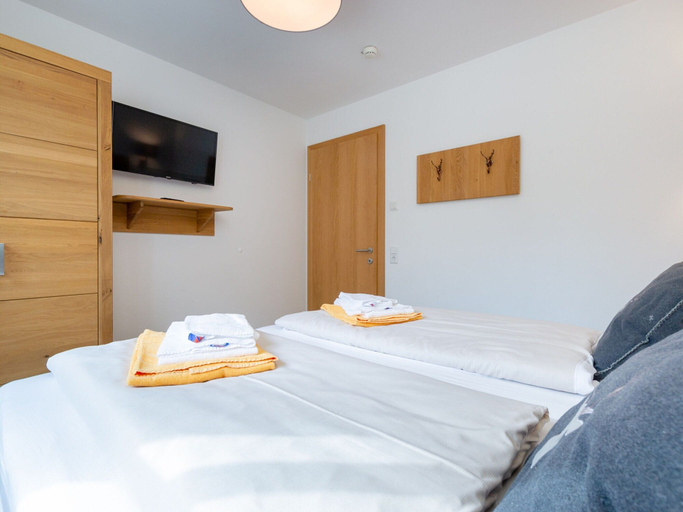 Others 5, Modern Apartment in Piesendorf, Zell am See
