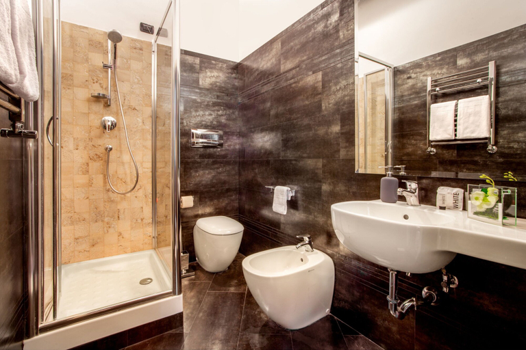 Bathroom 5, Palazzo Medusa, Roma