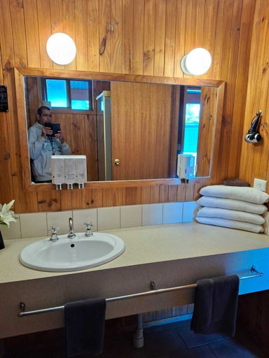 Bathroom 4, Country Road Motel, N. Grampians - St Arnaud