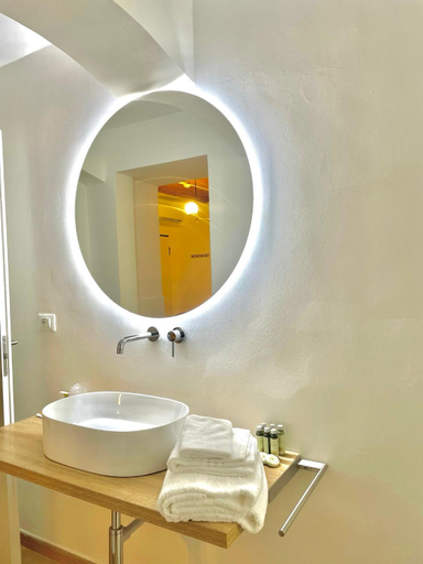 Bathroom 2, Hotel Tirreno, Massa Carrara