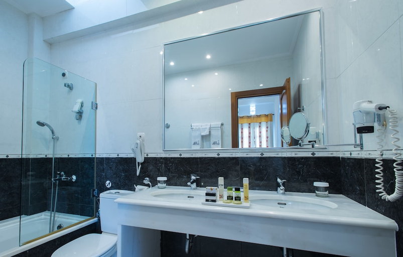Bathroom 2, MYKONOS ADONIS HOTEL, South Aegean