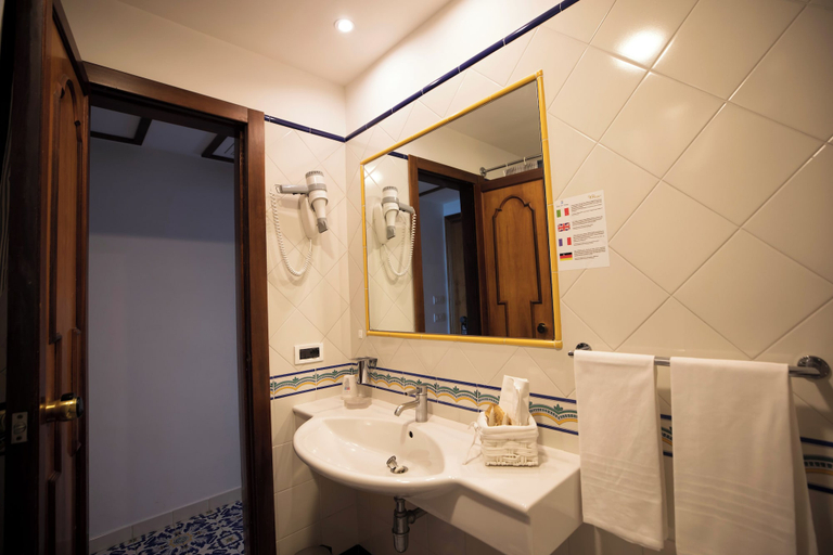 Bathroom 5, Grand Hotel Hermitage & Villa Romita, Napoli
