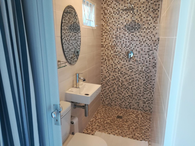 Bathroom 3, AppleBee Guest Cottages, Cacadu