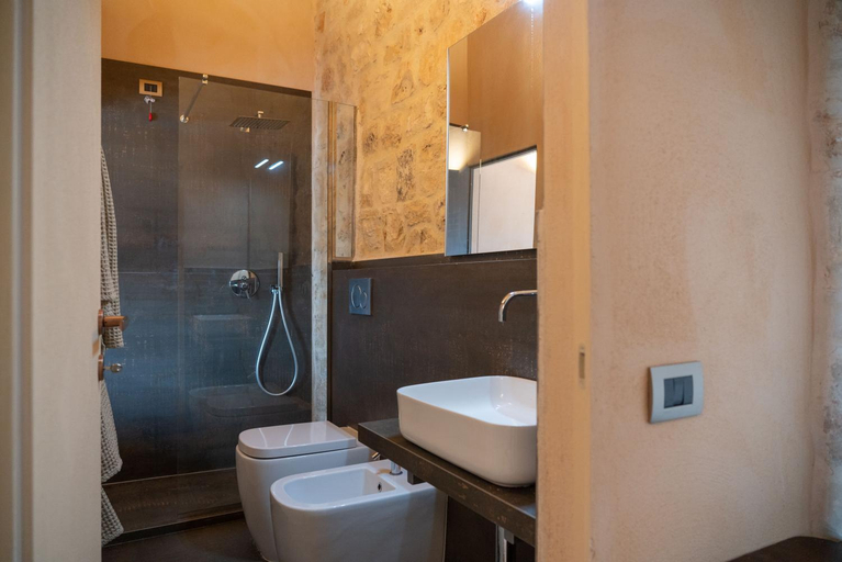 Bathroom 1, DONNAPAOLA MODERN FARM, Bari