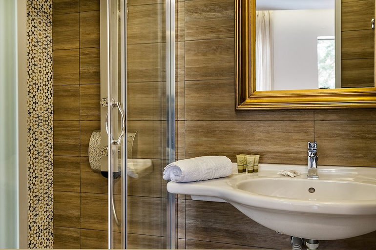 Bathroom 3, Elina Hotel Apartments, Crete