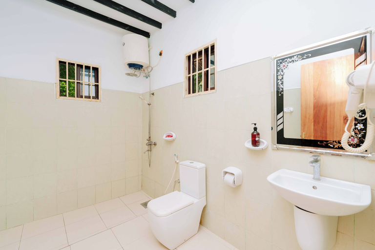Bathroom 5, Ifa Beach Resort, Kusini