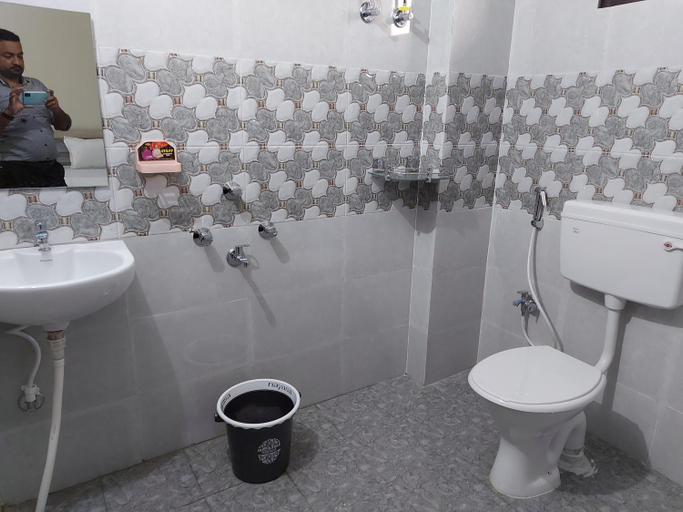 Bathroom 3, Hotel Violett Doors, Patna