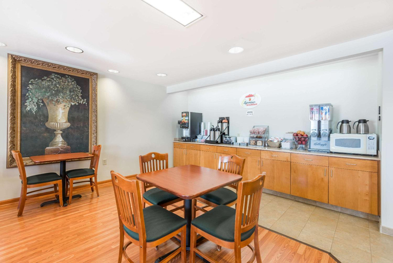 Food & Drinks 5, Super 8 by Wyndham Hagerstown/Halfway Area, Washington