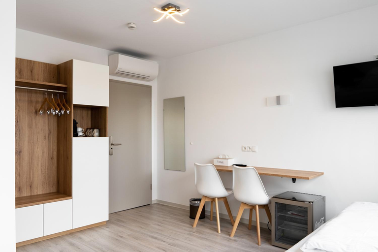 Others 4, Hotel 83, Bonn
