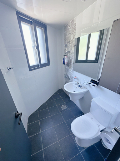 Bathroom 4, Yolo House, Jung