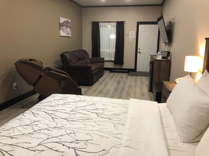 Bedroom 3, Motel 7 Inn & Suites, Gloucester