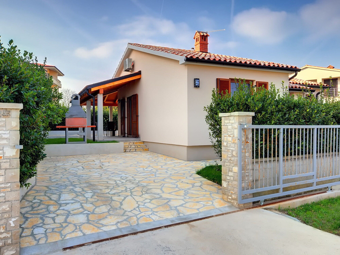 Exterior & Views, Detached Modern Villa With Pool and Fenced Yard Near the Sea, Ližnjan
