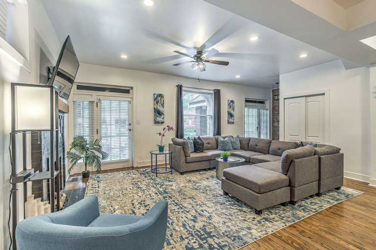 Expansive Downtown Home | JZ Vacation Rentals, Saint Louis