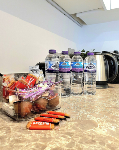 Food & Drinks 5, Salford City Heaven - Modern 2 Bedroom Apartment, Manchester