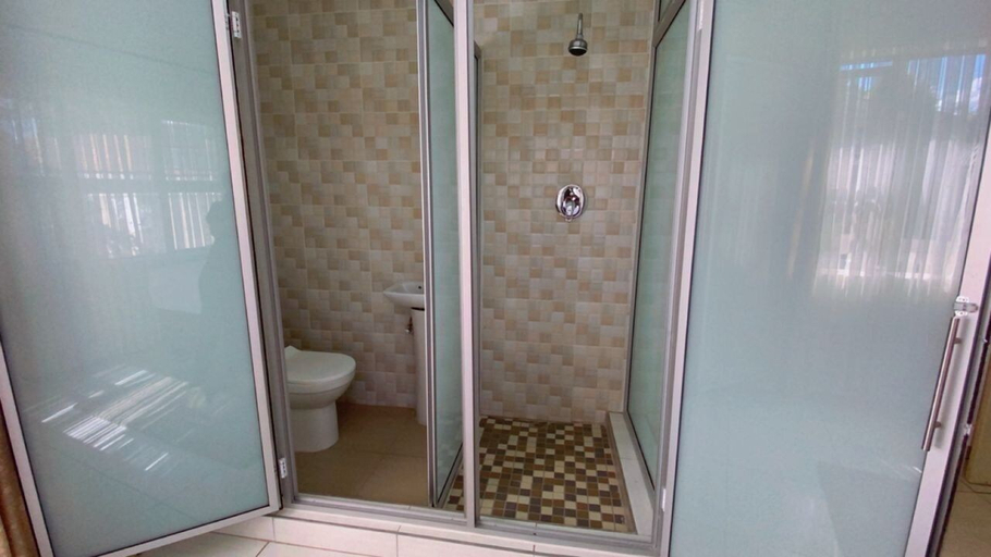Bathroom 3, Goshen Creek Guesthouse, Harare