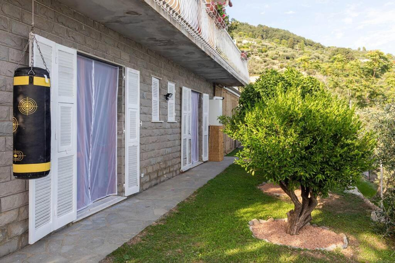 Exterior & Views 1, Sea South front property1/2acre.Gardens pool hydro, Genova